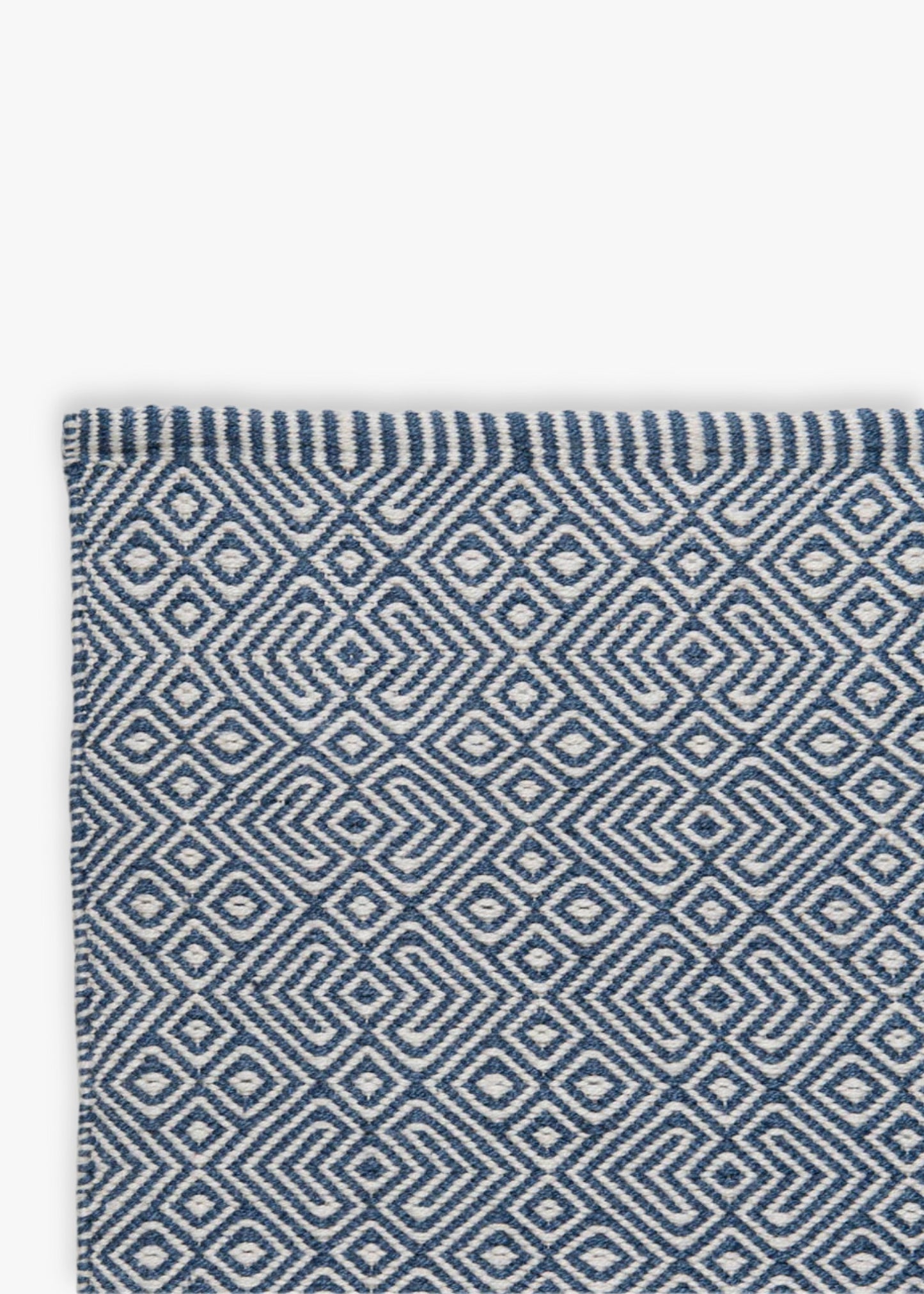 Blue and white geometric patterned floor rug 